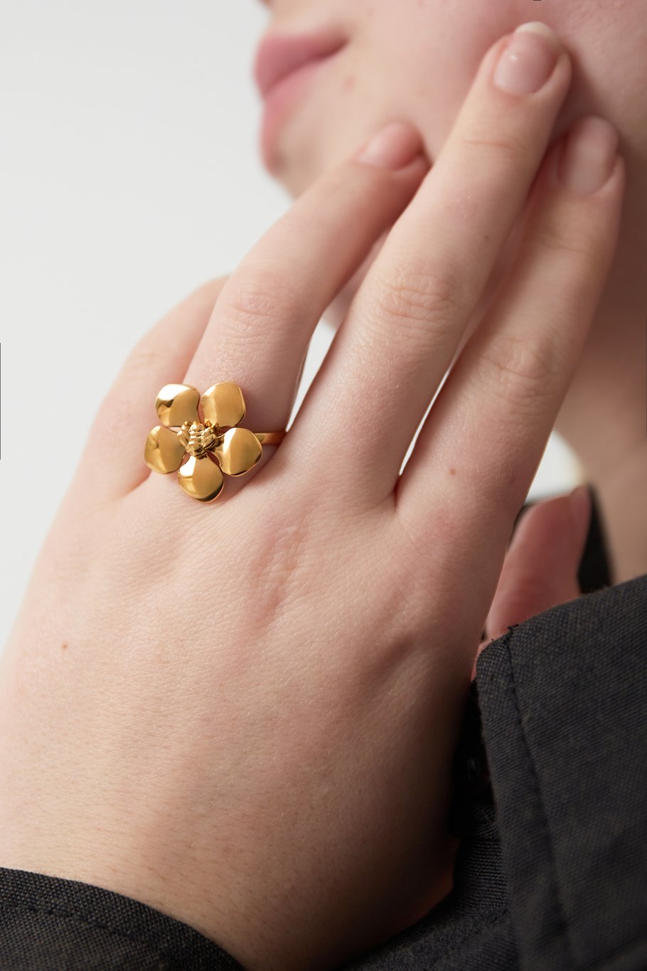 Ring met grote bloem